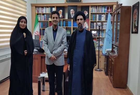 حمیدرضا گوهری، مدیرکل کانون استان کردستان، به مناسبت هفته قوه قضائیه با حضور در دفتر حجت‌الاسلام سید حسین حسینی، رئیس‌کل دادگستری استان، ضمن تبریک این هفته، گزارشی از مهم‌ترین برنامه‌ها و خدمات فرهنگی، هنری و ادبی کانون به کودکان و نوجوانان را ارائه کردند.